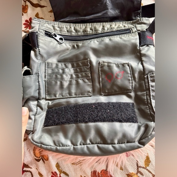 Gray and Black Minimalist Messenger Bag with Durable Design - Picture 3 of 3